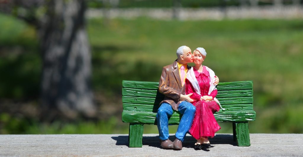 Boneka yang menggambarkan pasangan di usia pensiun mesra dan bahagia