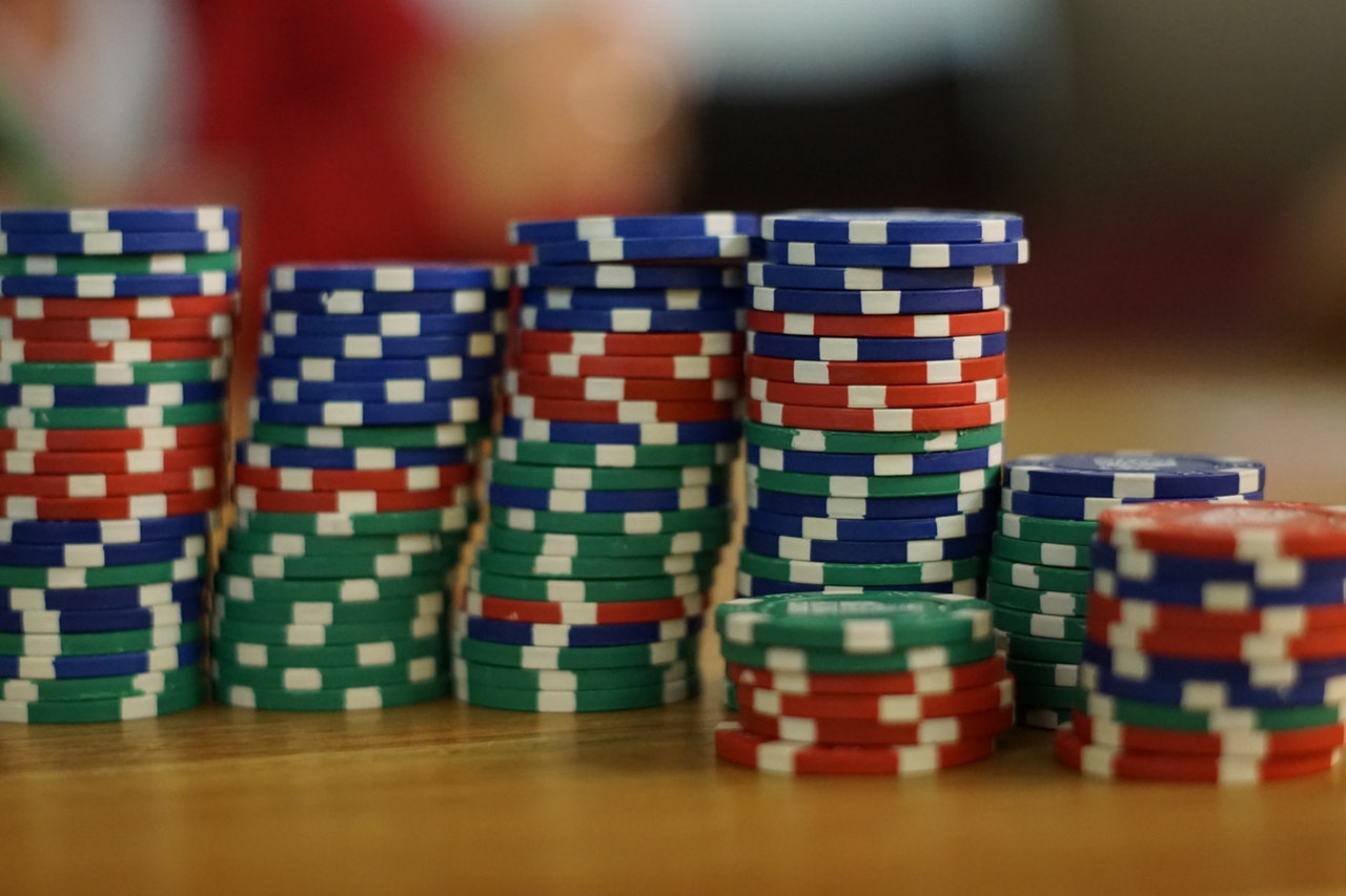Poker chip (termasuk blue chip) untuk ilustrasi investasi saham di Ajaib