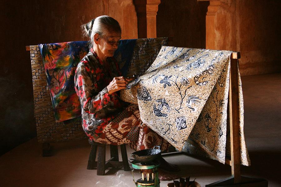 Bangga dan Trendi Pakai Batik di Hari Batik Nasional