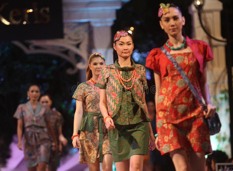 Mau Bisnis Fashion? Fokus Pada 4 Model Batik Kerja Wanita