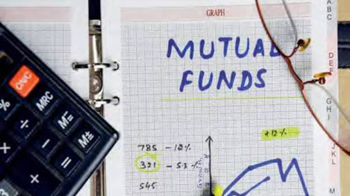 Ilustrasi artikel Ajaib: tulisan "mutual funds" dan grafik pada kertas kotak.