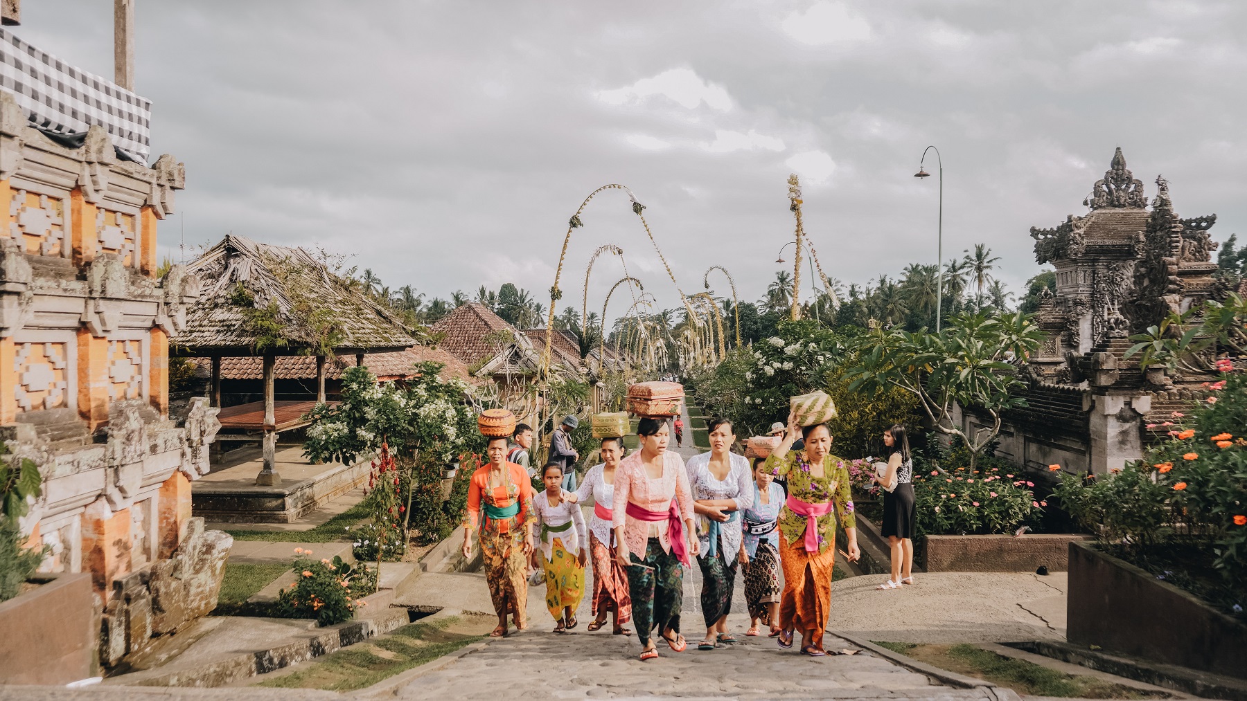 Keragaman budaya Indonesia adalah hasil mahakarya perilaku hidup penduduknya, yang dilengkapi dengan proses asimilasi dan akulturasi selama ratusan tahun.