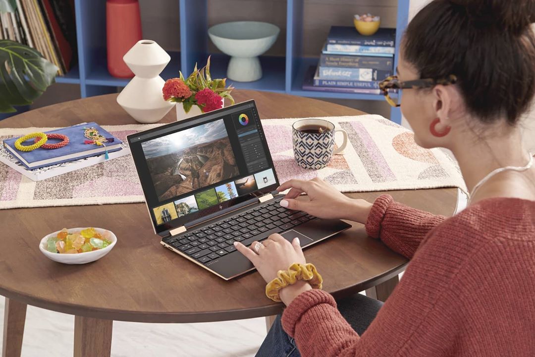 Laptop  HP touchscreen hybrid sekaligus berfungsi sebagai tablet hadir dalam seri Envy, Pavilion dan Elite dengan range harga terjangkau bagi profesional Milenial yang digital-savvy.