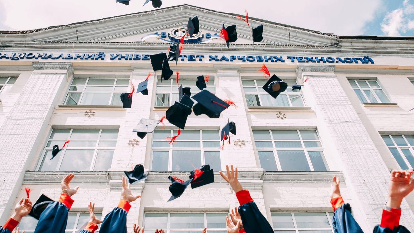 Persiapkan baik-baik kampus dan jurusan yang kamu pilih. Satu hal yang tidak boleh ketinggalan, tentunya menyiapkan biaya kuliah. Berapa besarannya?