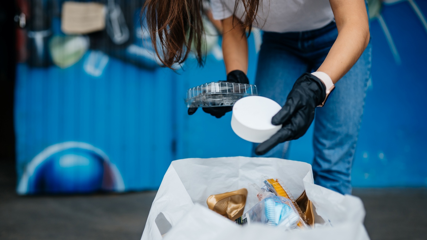 Usaha daur ulang plastik, tidak hanya menjaga kelestarian lingkungan hidup, bisnis ini juga menawarkan keuntungan sangat menarik hingga puluhan juta rupiah.