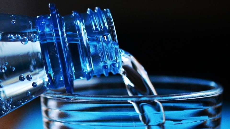 gaya hidup orang jepang membawa botol minum sediri