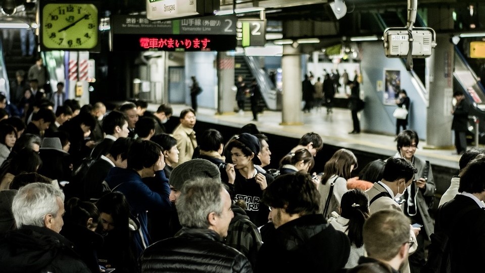 gaya hidup orang jepang naik transportasi umum