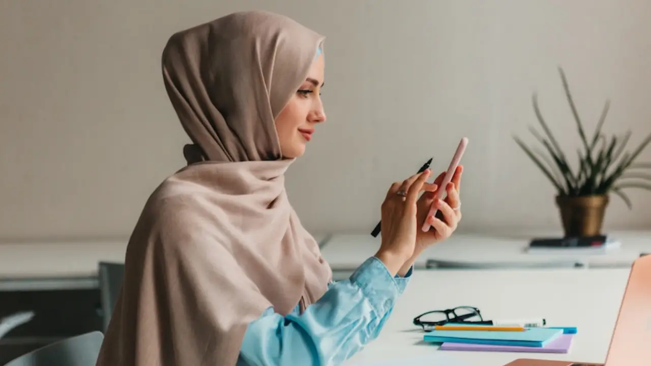 Daftar Saham Syariah Terbaru Desember 2025, EMTK &#8211; PTRO Keluar