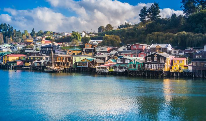 Una persona tomandose una selfie con los glaciares del Calafate de fondo