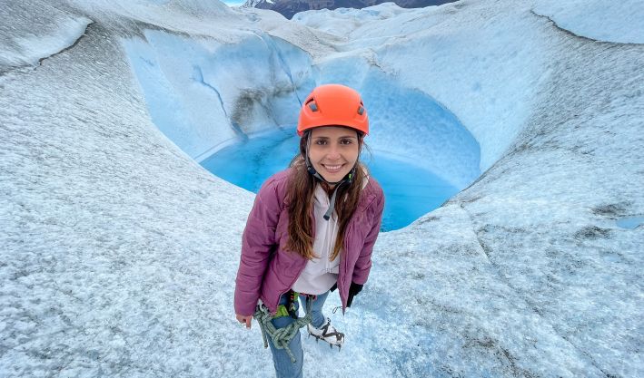 Una persona caminando en un glaciar