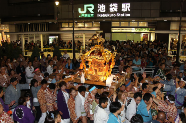 池袋西口をジャック ド迫力の喧嘩神輿によさこいが魅力の池袋 ふくろ祭り 概要と見どころをご紹介 オマツリジャパン 毎日 祭日