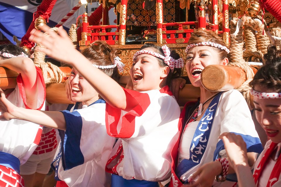 天神祭の華 ギャルみこし を見て元気になろう 女性だけで Kgの神輿を豪快に担ぐ オマツリジャパン 毎日 祭日