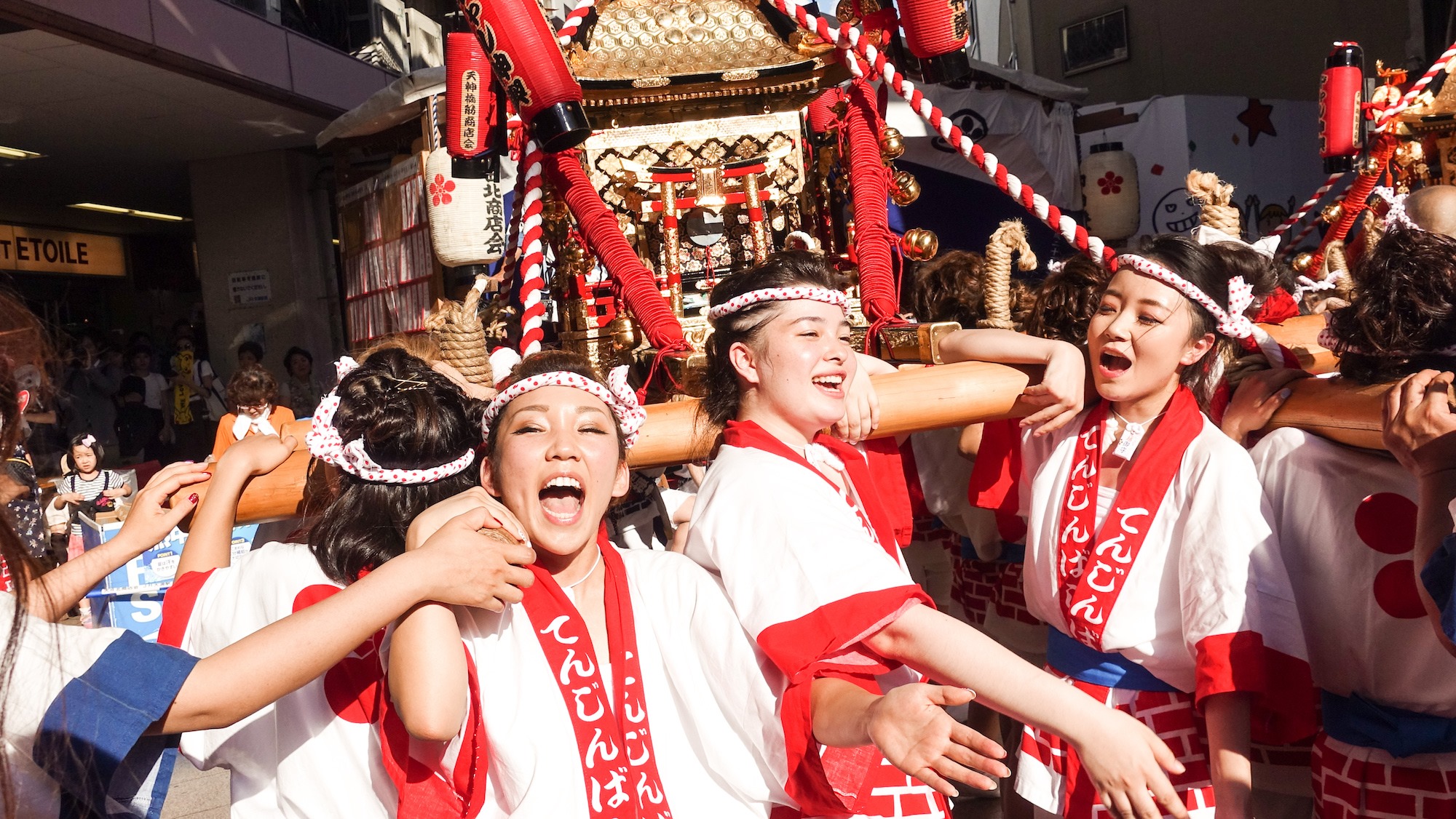 天神祭の華 ギャルみこし を見て元気になろう 女性だけで Kgの神輿を豪快に担ぐ オマツリジャパン 毎日 祭日