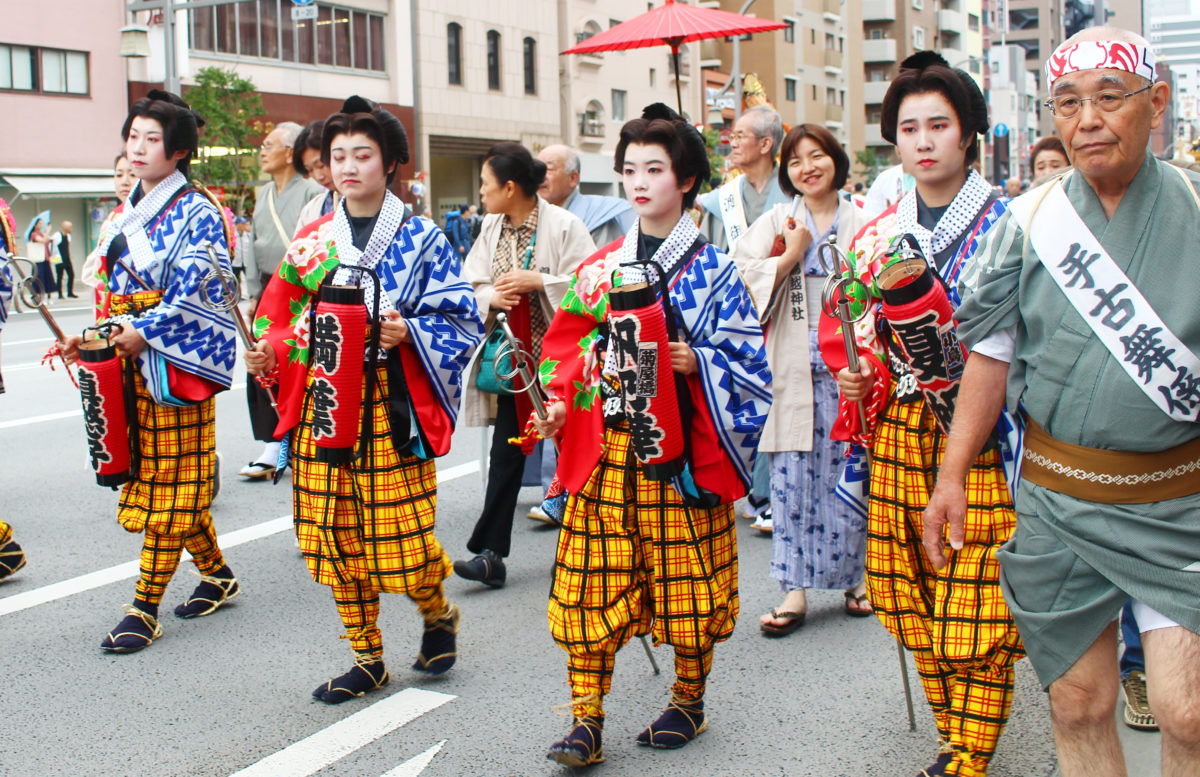 鳥越神社例大祭 千貫神輿が登場です 夜 宮入道中のライトアップ神輿は幻想的 オマツリジャパン 毎日 祭日