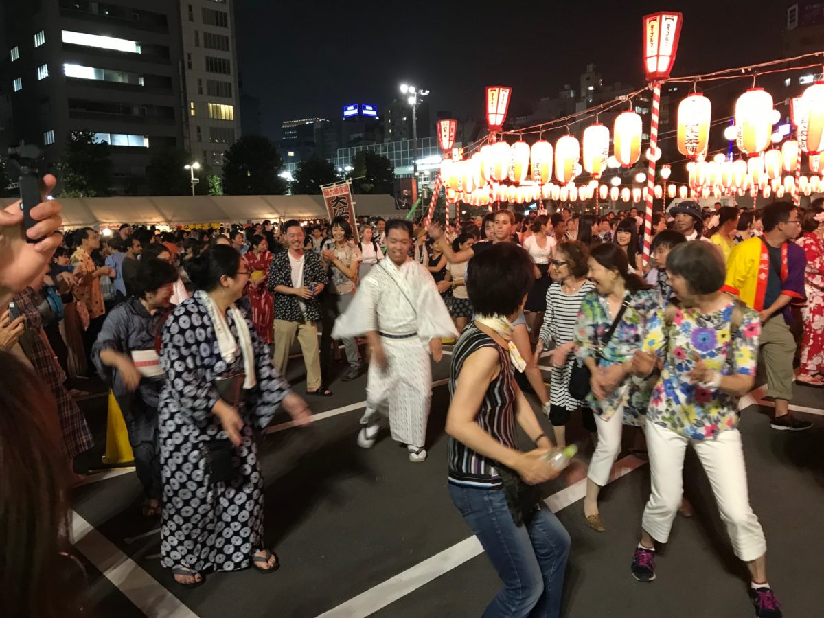 東京 築地本願寺納涼盆踊り 日本一美味しい盆踊りの魅力はグルメだけじゃない オマツリジャパン 毎日 祭日