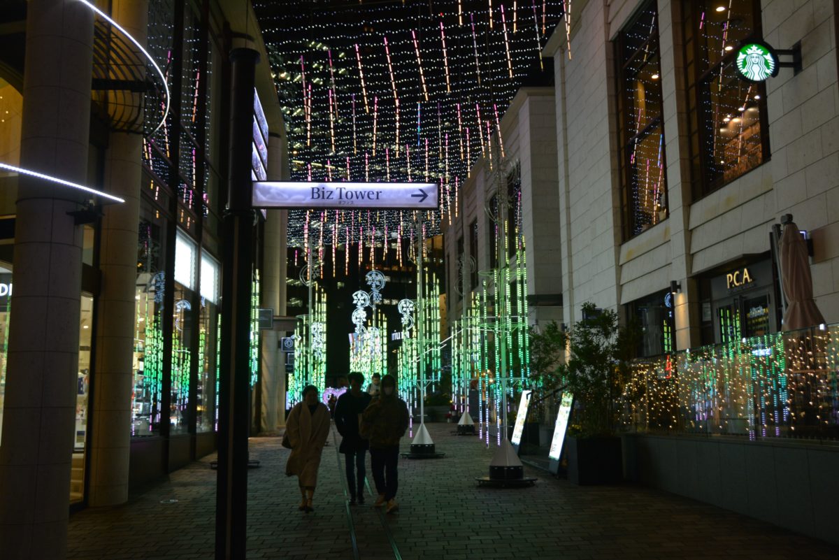 赤坂冬祭tbsトゥインクルサカス バーティカルチューブのledで万華鏡のように輝く仲通り オマツリジャパン 毎日 祭日