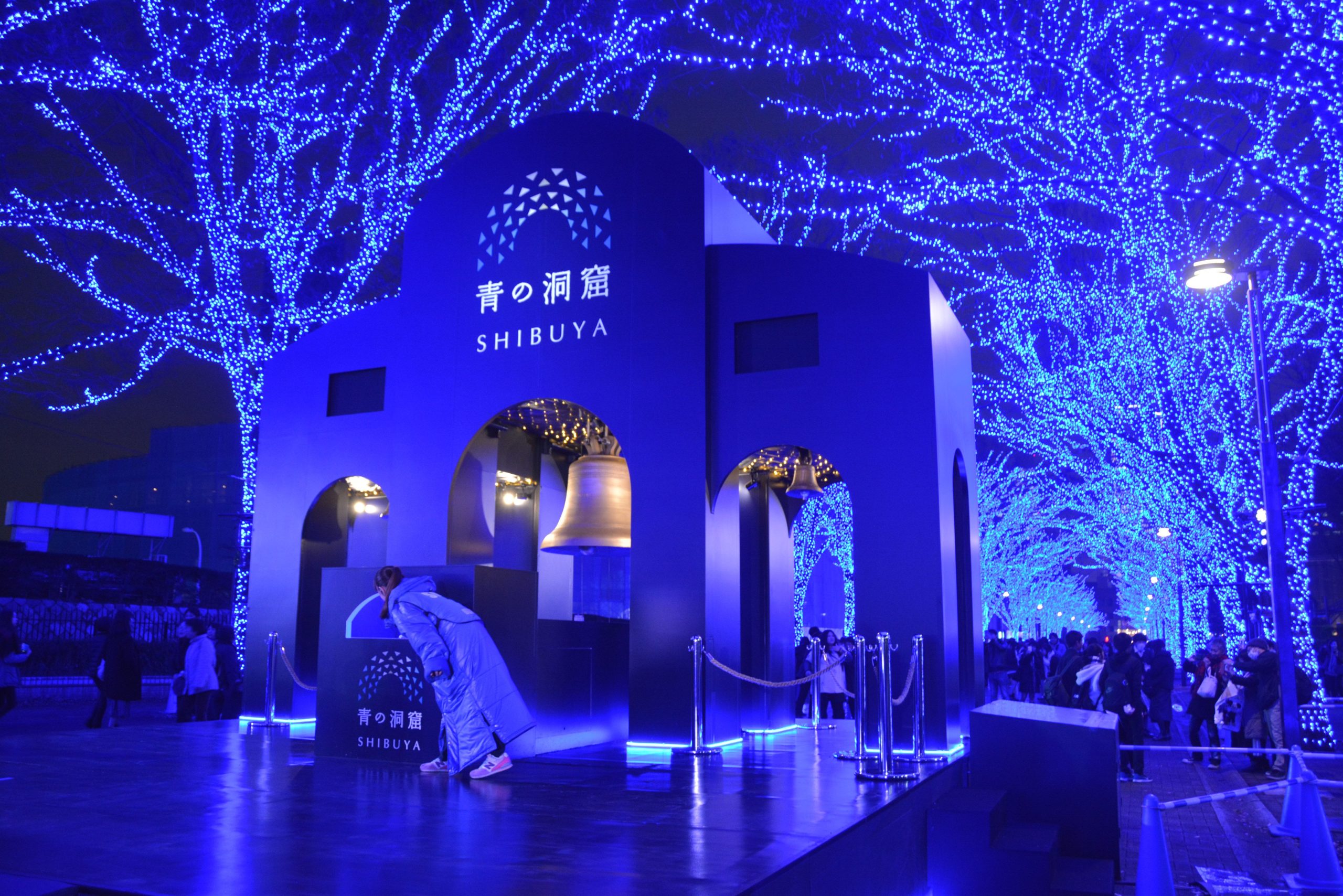 青の洞窟」のイルミネーションで青一色に染め上げられる、渋谷の大人の