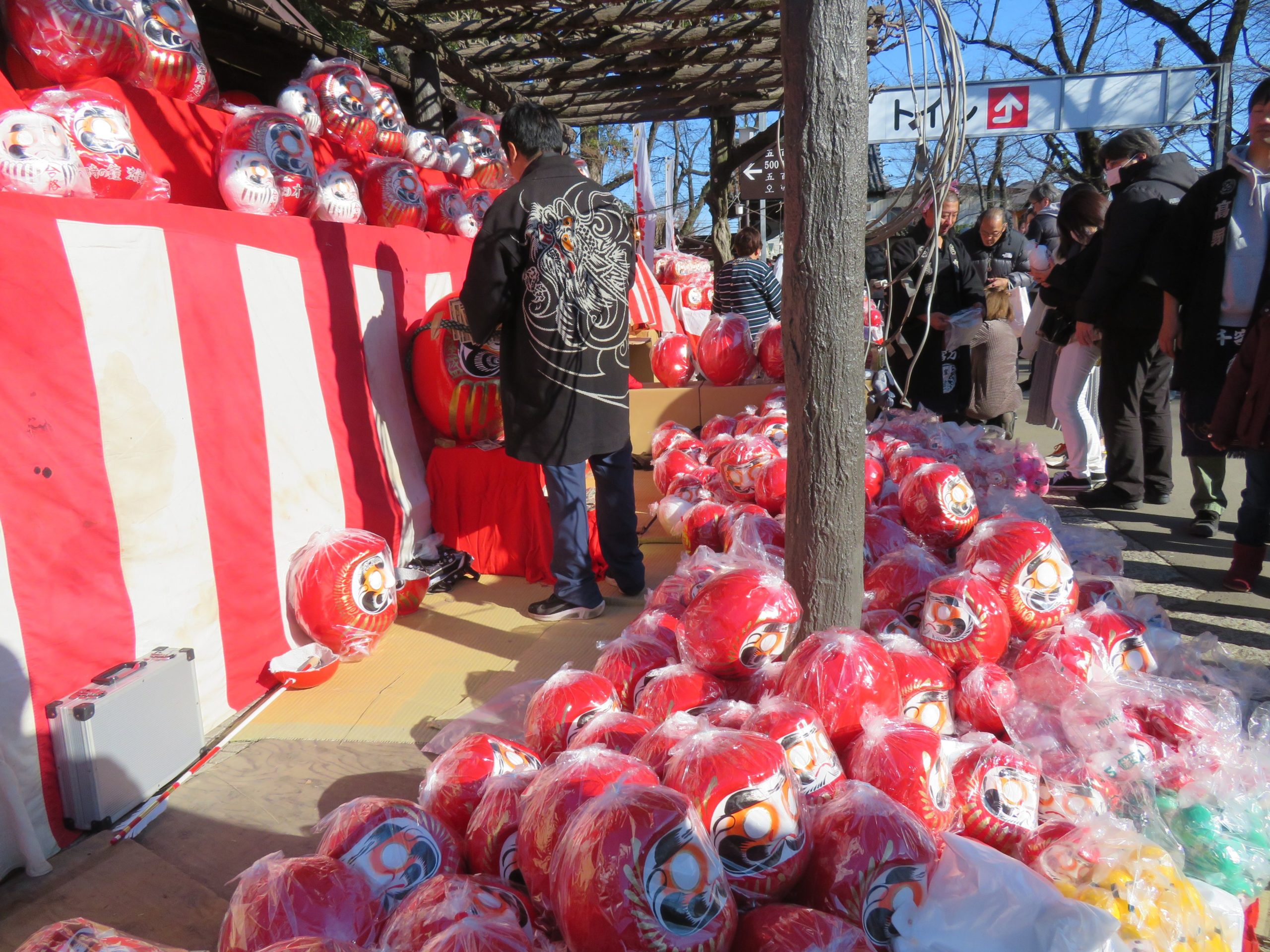 川越初大師だるま市 大きさや色の違う多種多様のだるまが 隙間なく並ぶ喜多院の境内 オマツリジャパン あなたと祭りをつなげるメディア