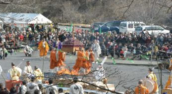 「長瀞火祭り」燃え盛る炎の上を裸足で走り抜けるダイナミックな荒行を行う修験僧