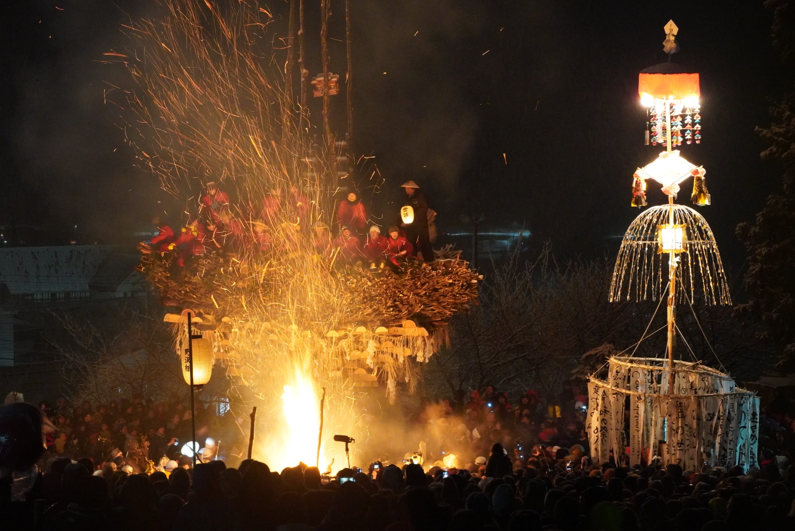 野沢温泉道祖神祭り 雪の中 勇壮な火祭り盛大に オマツリジャパン あなたと祭りをつなげるメディア