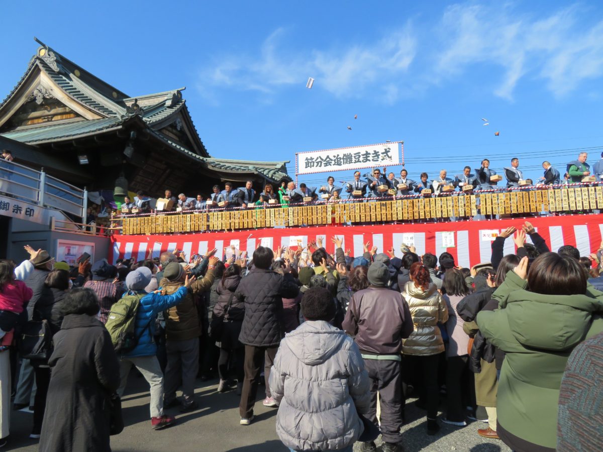 成田山川越別院節分会 福は内 と連呼しながらまかれる豆の小袋には さらなる幸運を呼ぶ福宝 オマツリジャパン 毎日 祭日