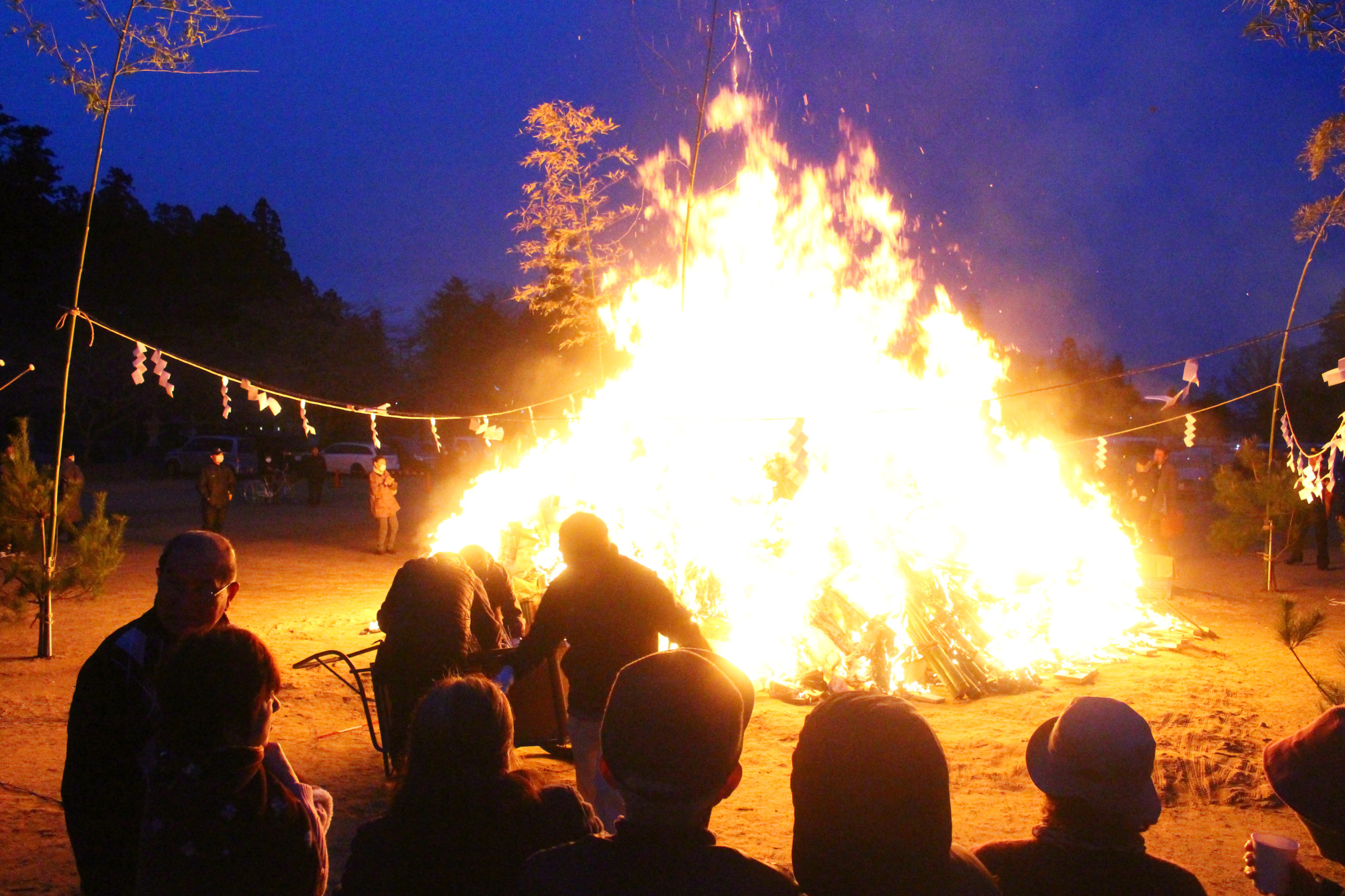どんと祭（相馬市）開催！正月の終わりを告げる火祭りで餅を焼き、無病