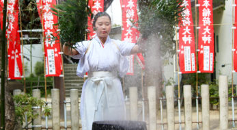 湊川神社初午祭のユニークな湯立神事！巫女が笹束で釜から湯を振りケガレを祓う！