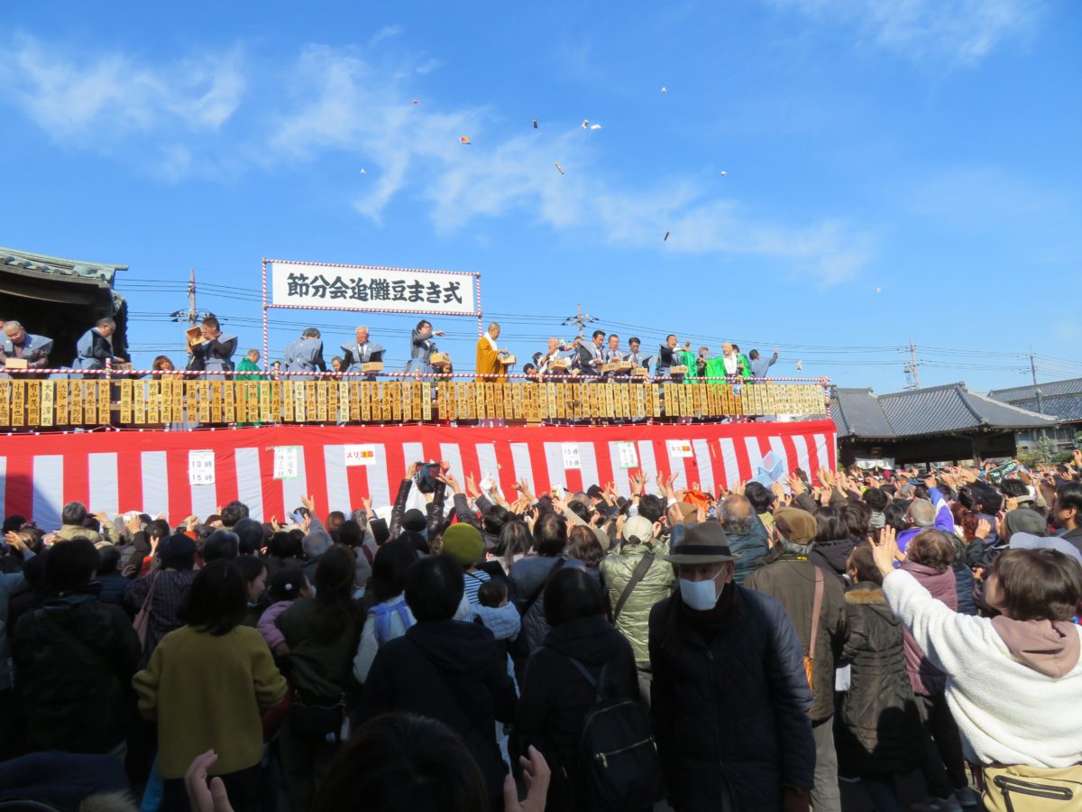 成田山川越別院節分会 福は内 と連呼しながらまかれる豆の小袋には さらなる幸運を呼ぶ福宝 オマツリジャパン 毎日 祭日