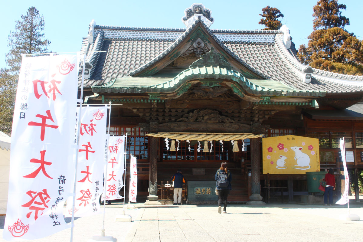 箭弓稲荷神社火伏神事で エイ エイ と4名の白狐が火を消す 旧暦初午のお祭り オマツリジャパン 毎日 祭日