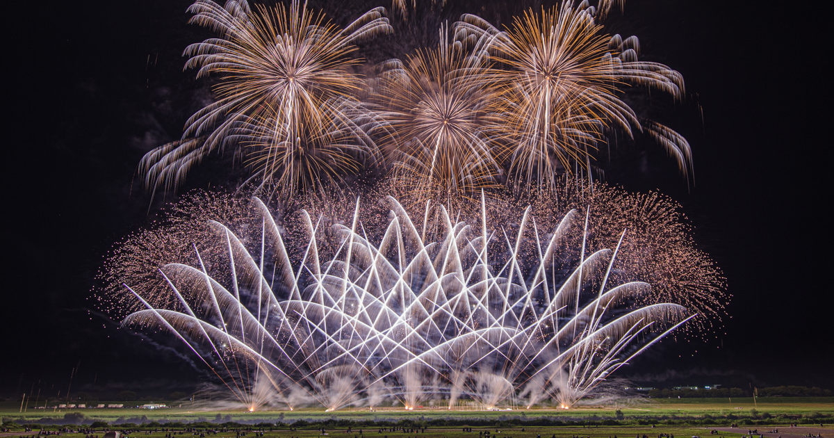 秋田 大曲でサプライズ花火実施 競技会クラスの超絶花火が聖地を彩る オマツリジャパン 毎日 祭日