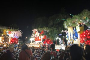 9月14日夜、盛岡八幡宮前に集まる山車