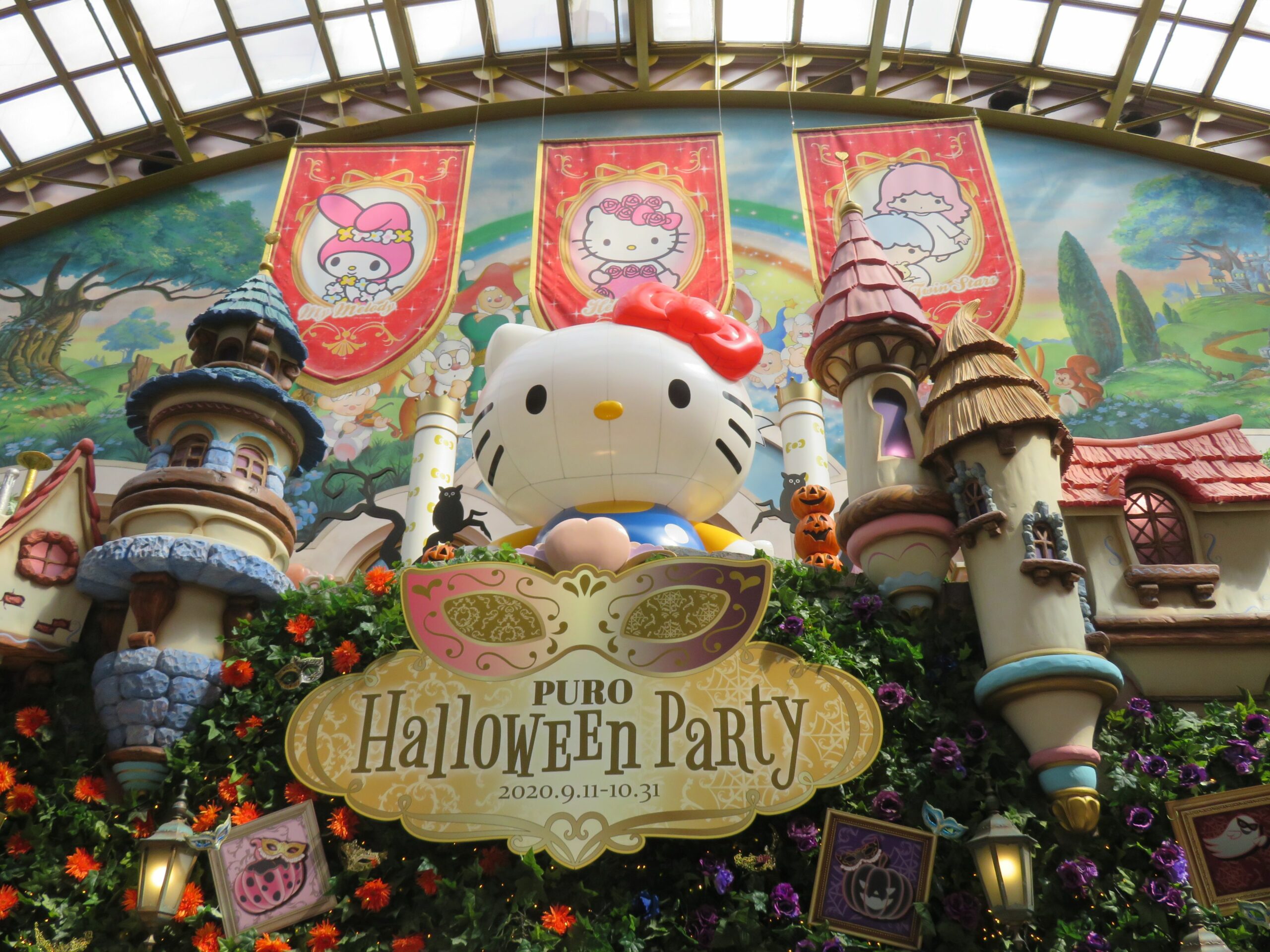 ピューロハロウィンパーティー】イルミネーションで光り輝くキティ