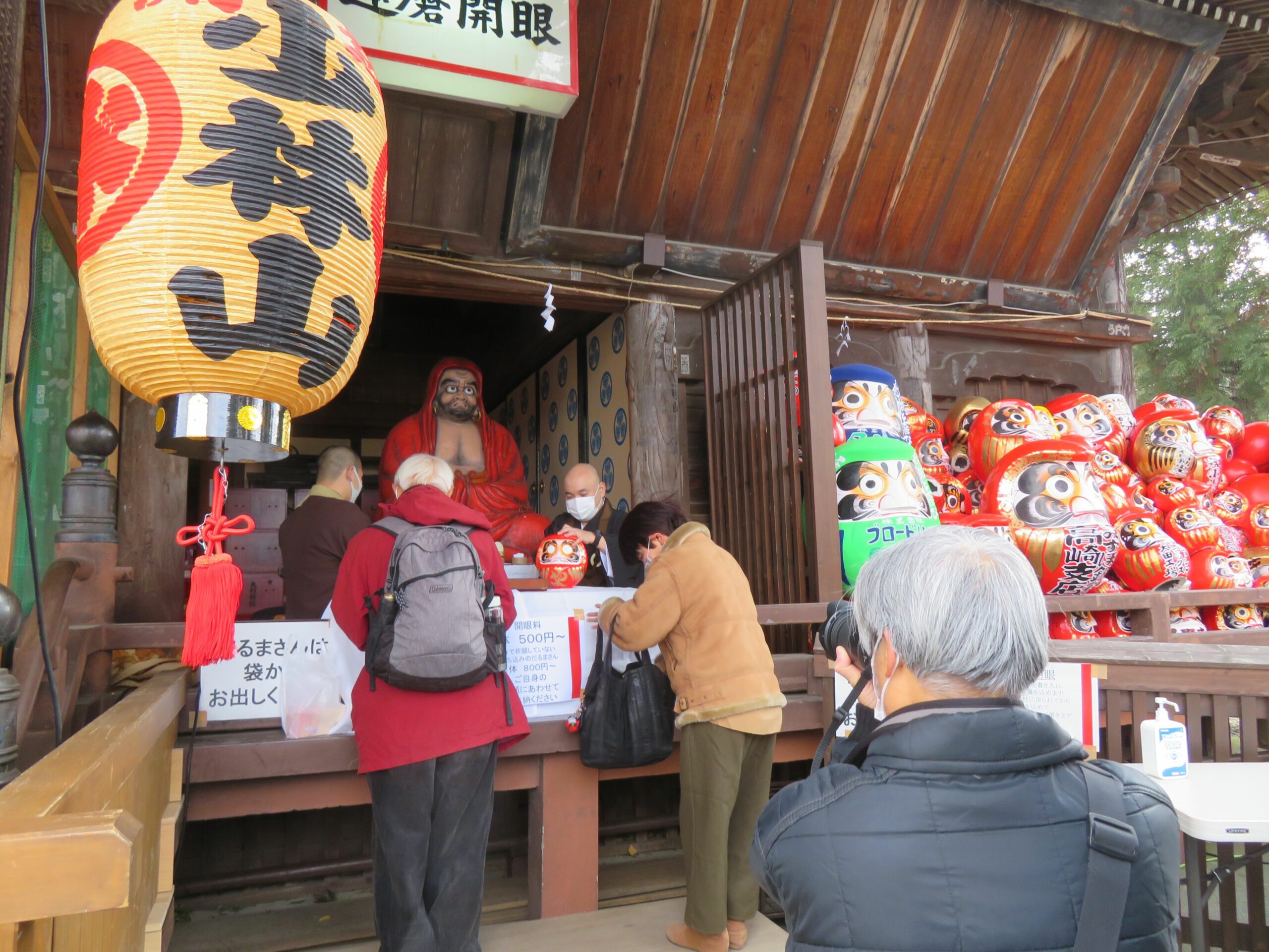 少林山七草大祭だるま市】鶴を眉、亀を髭に描く生産量日本一の高崎