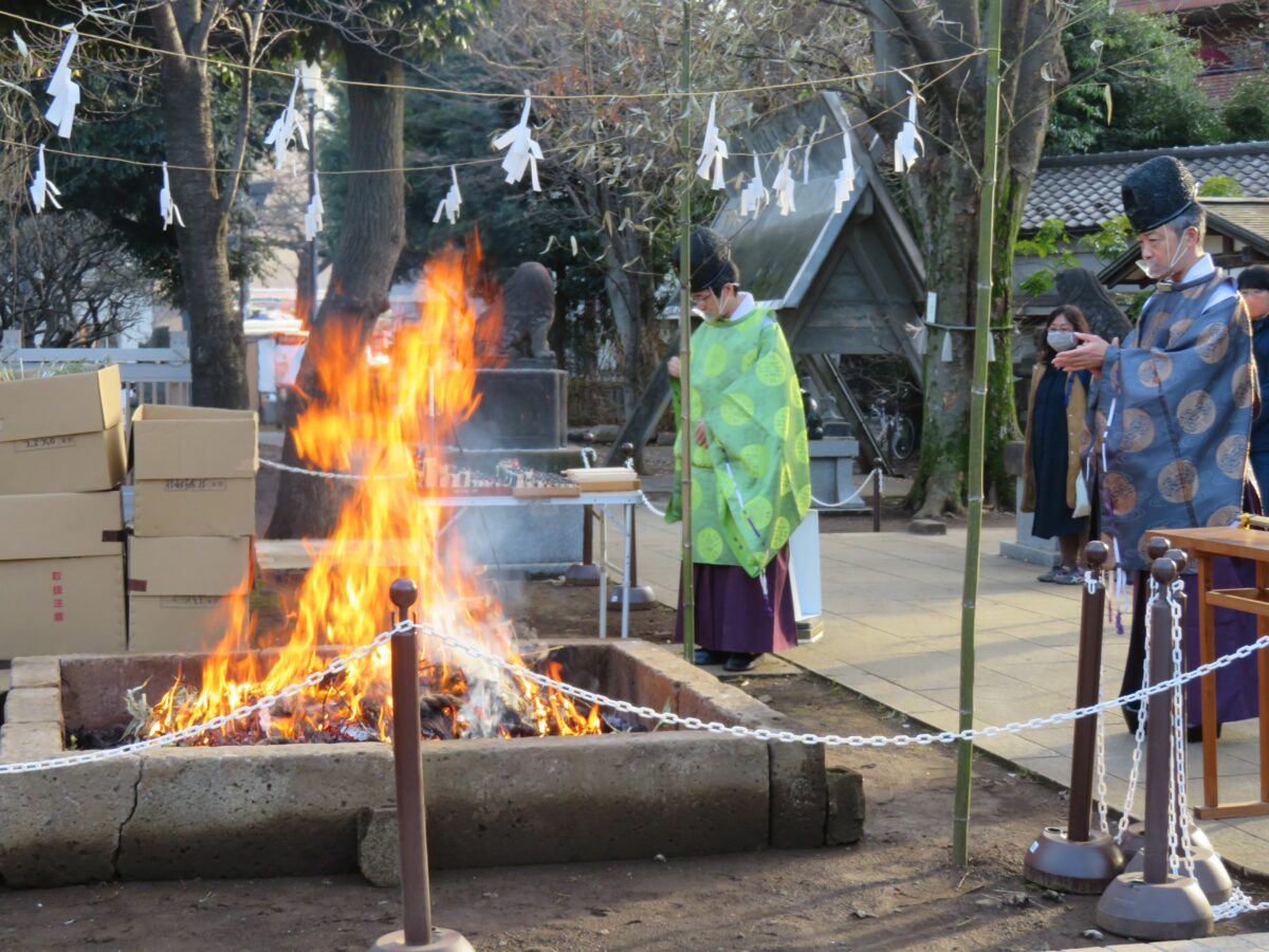 新井天神北野神社うそ替え神事 揺れる炎の中で焚き上げられる木彫りの鷽 オマツリジャパン 毎日 祭日