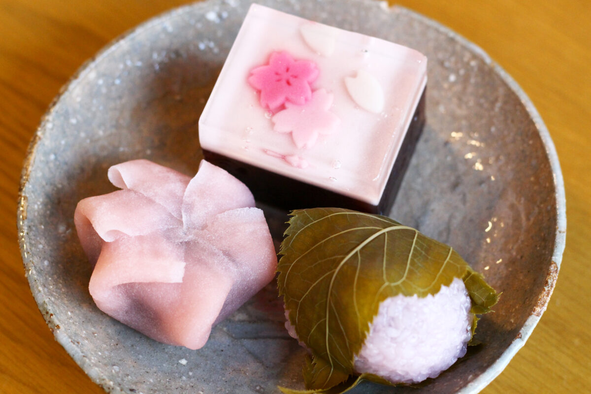 鶴屋吉信は桜のお菓子がたくさん 花吹雪を表現した羊羹から生菓子まで オマツリジャパン 毎日 祭日