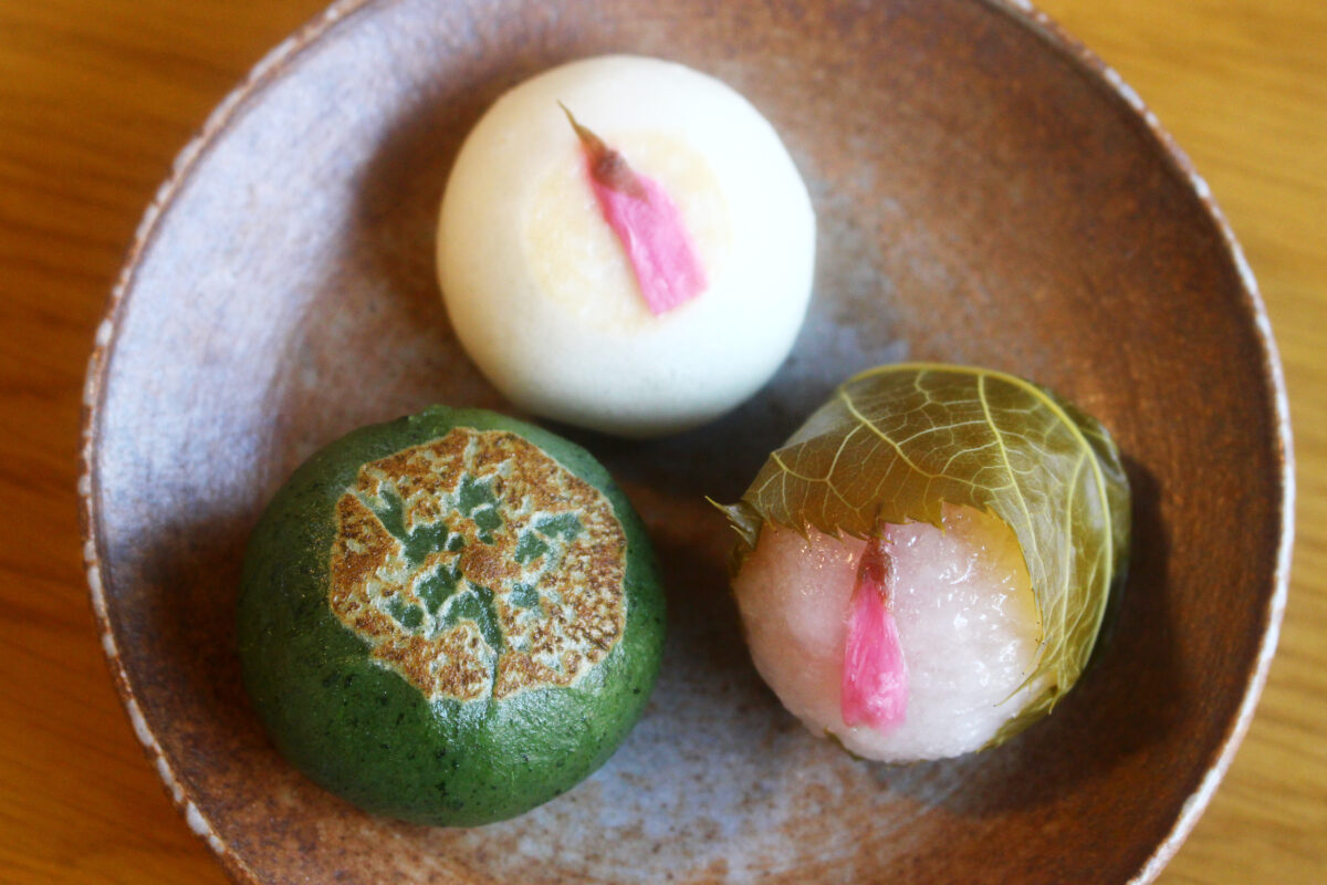 たねやの春はかわいい餅菓子が必見 桜香る道明寺に きな粉をかける草餅 オマツリジャパン 毎日 祭日