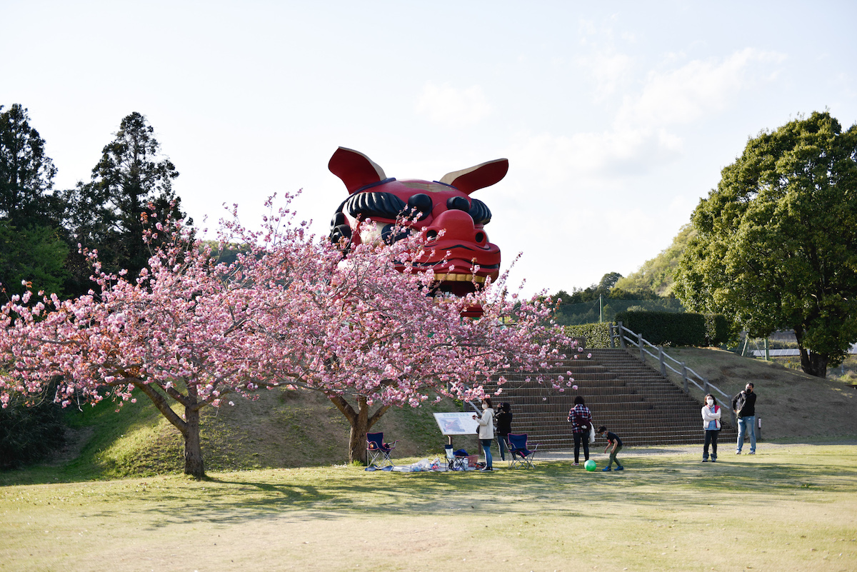 常陸風土記の丘でお花見 脇にそびえ立つのは巨大な獅子頭 オマツリジャパン 毎日 祭日