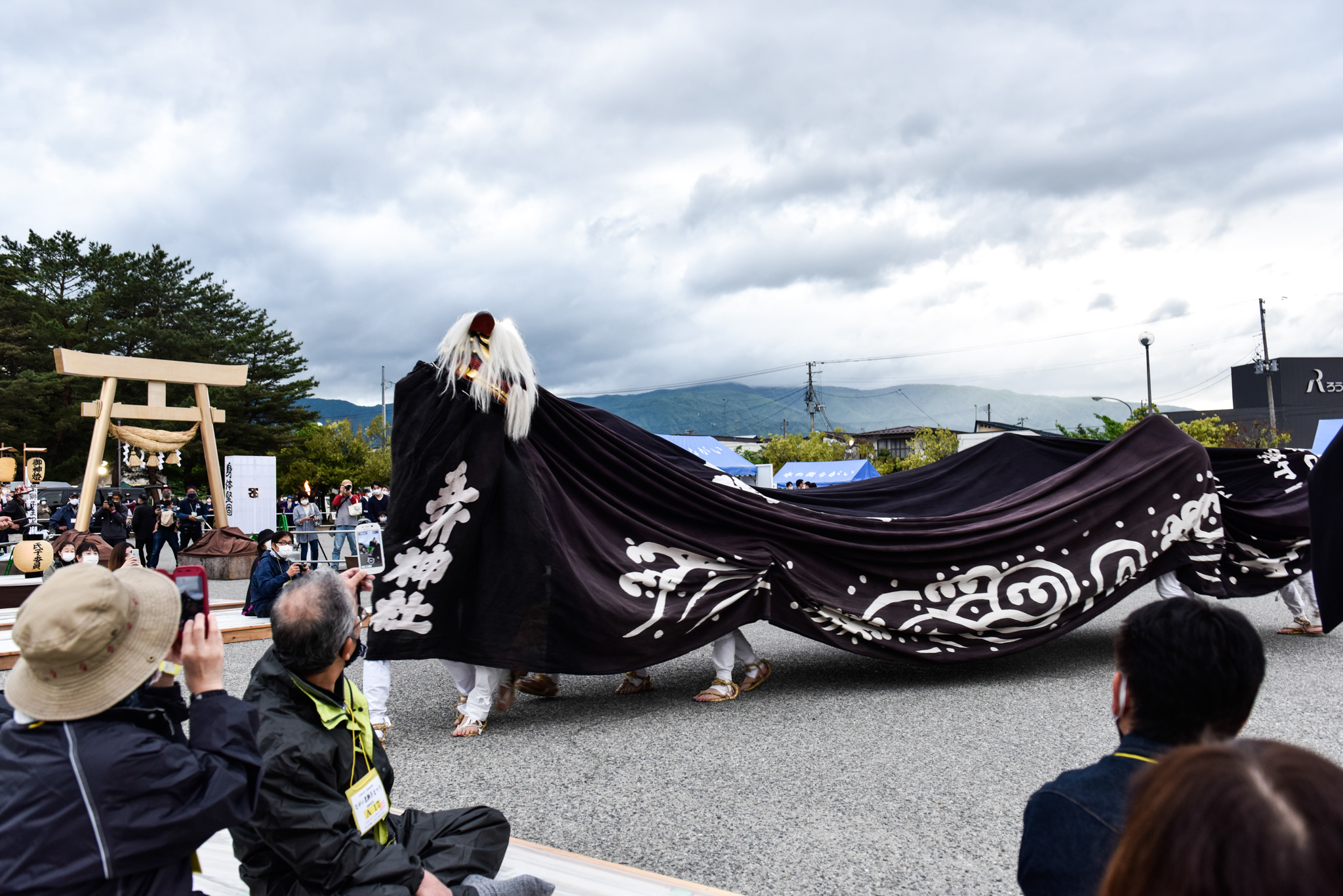 山形県でながい黒獅子まつりを開催！大きく躍動感あふれる舞いの様子