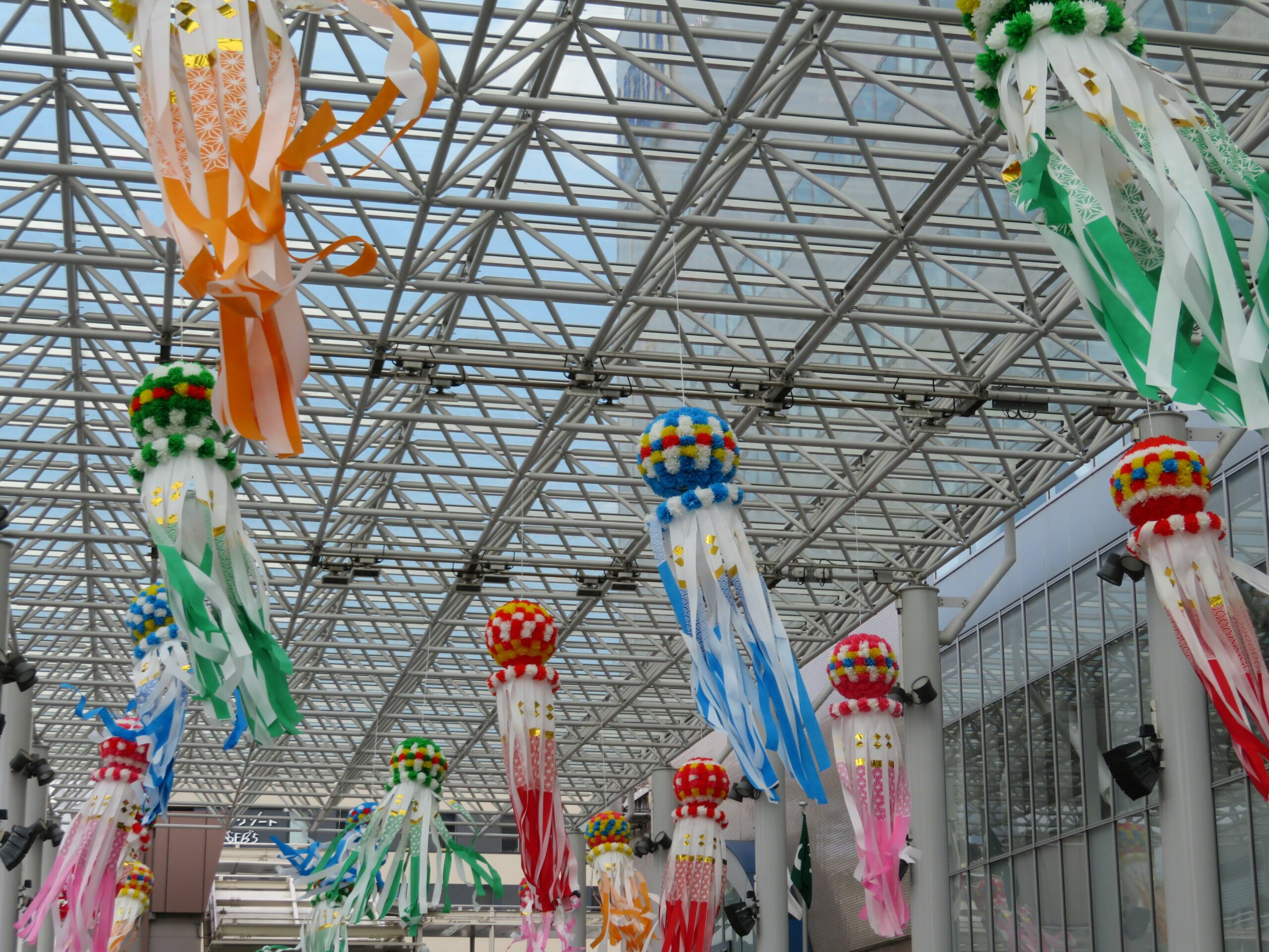 七夕飾り 土浦の夏キララが開催中！うらら大屋根広場を中心に各所で風に靡く七夕