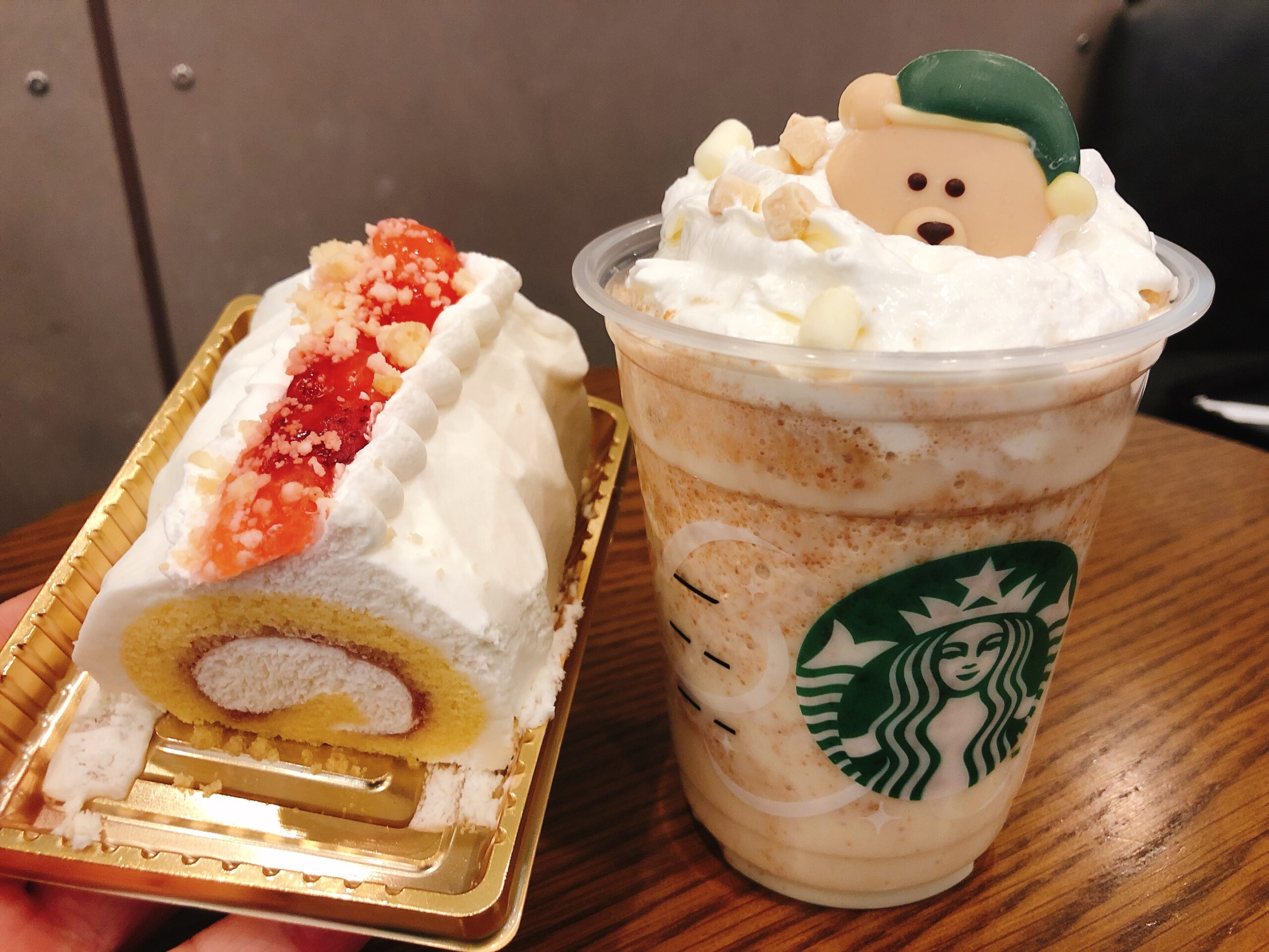 スタバの2021年クリスマス限定ドリンク・フードを実食！カスタムは