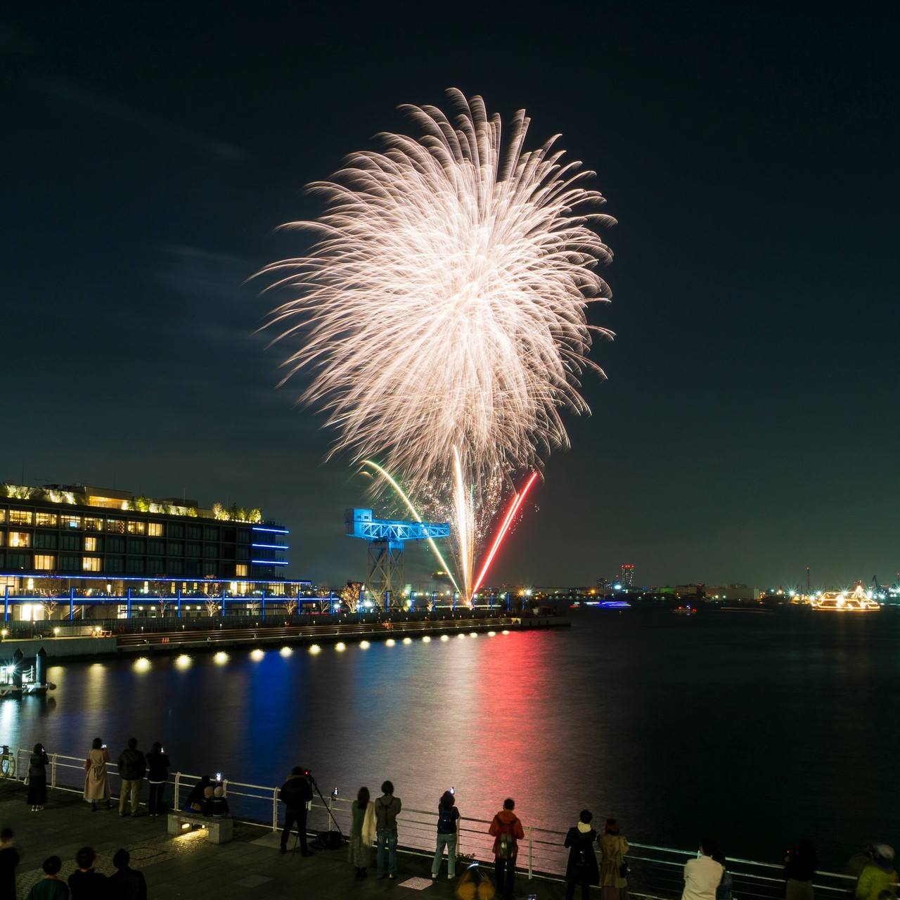 光の闇鍋 横浜の夜景 花火もあるよ オマツリジャパン あなたと祭りをつなげるメディア