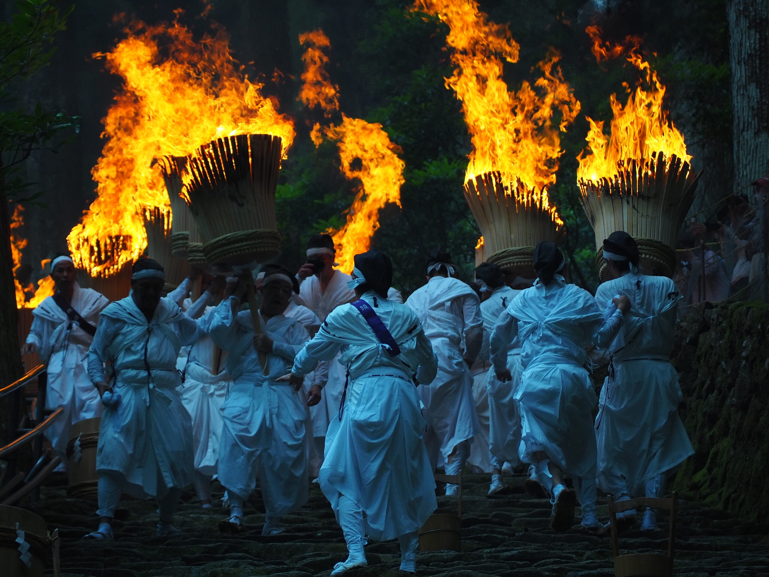 2023年通常開催！「那智の扇祭り」は参道を清める大たいまつと扇