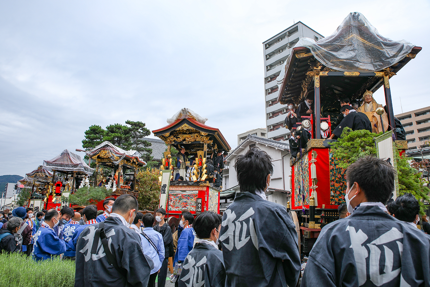 からくり人形と粽が舞い、粋な大津絵の着流しが行く！「大津祭