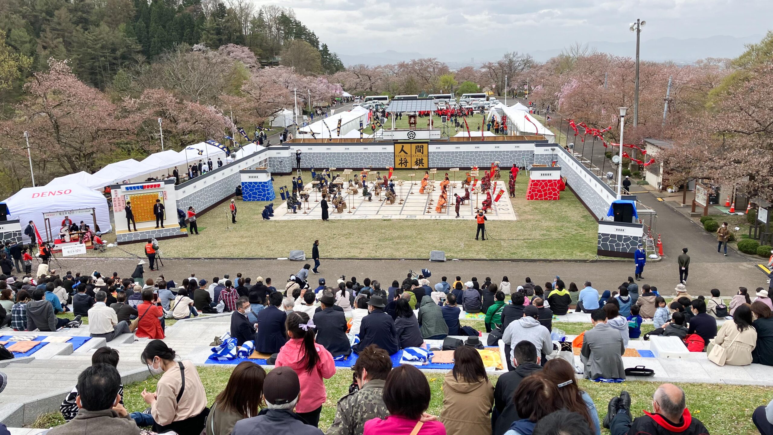 山形県天童市「人間将棋」2023を現地レポート！女流棋士の掛け合いにも