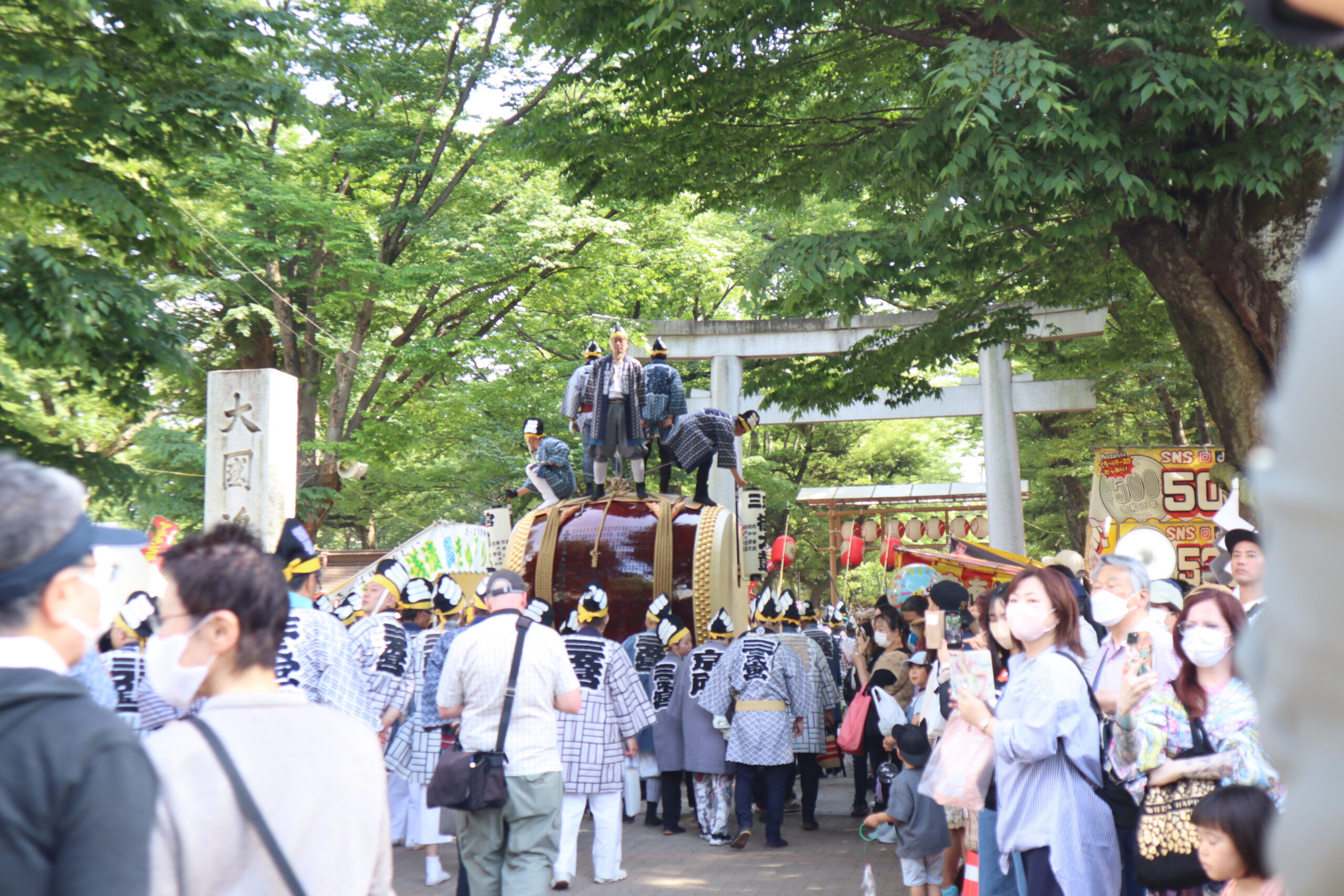 太鼓送り込み、大國魂神社に入っていく大太鼓