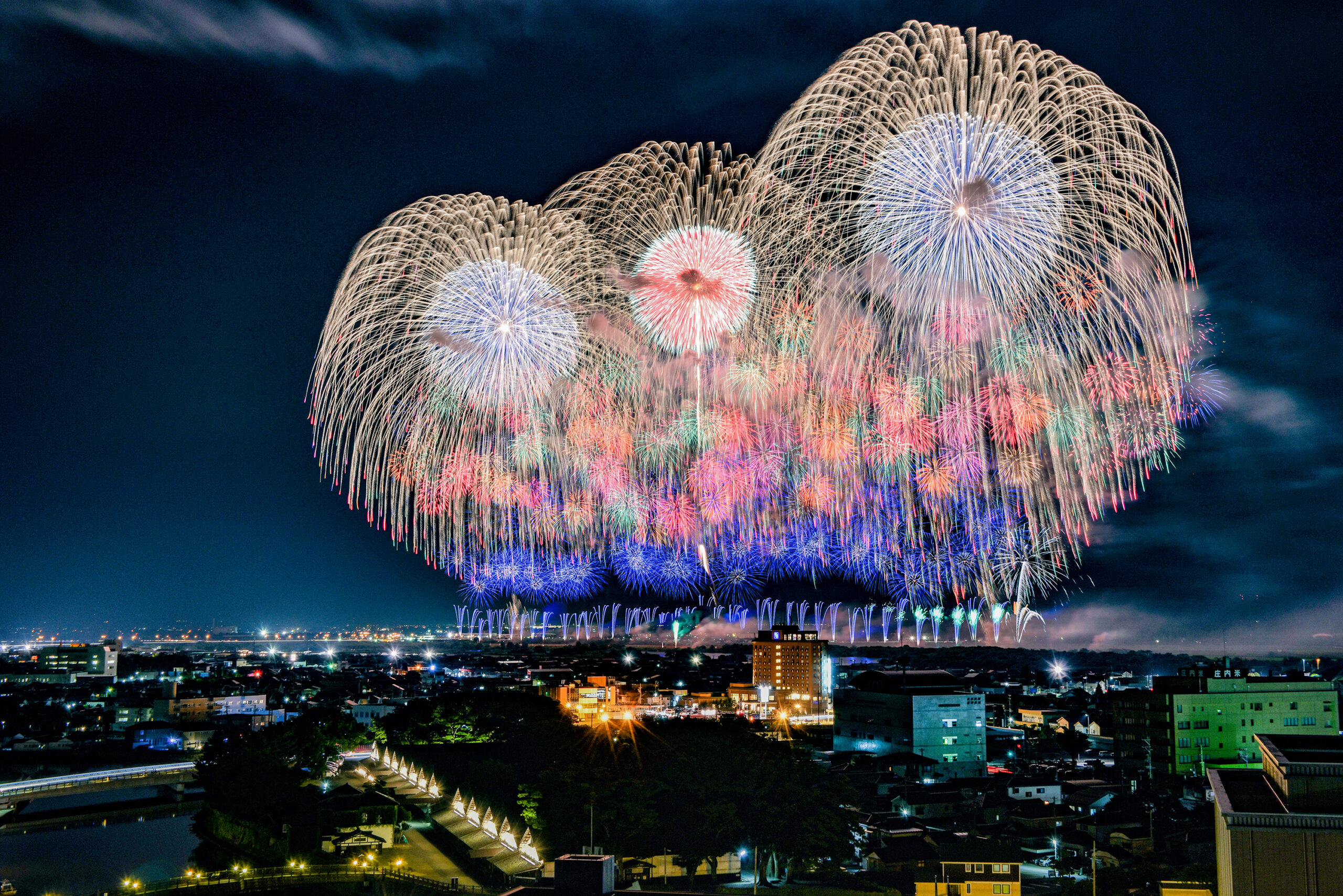 山形「酒田の花火」は花火ショーから国内唯一の二尺玉花火競技大会へ