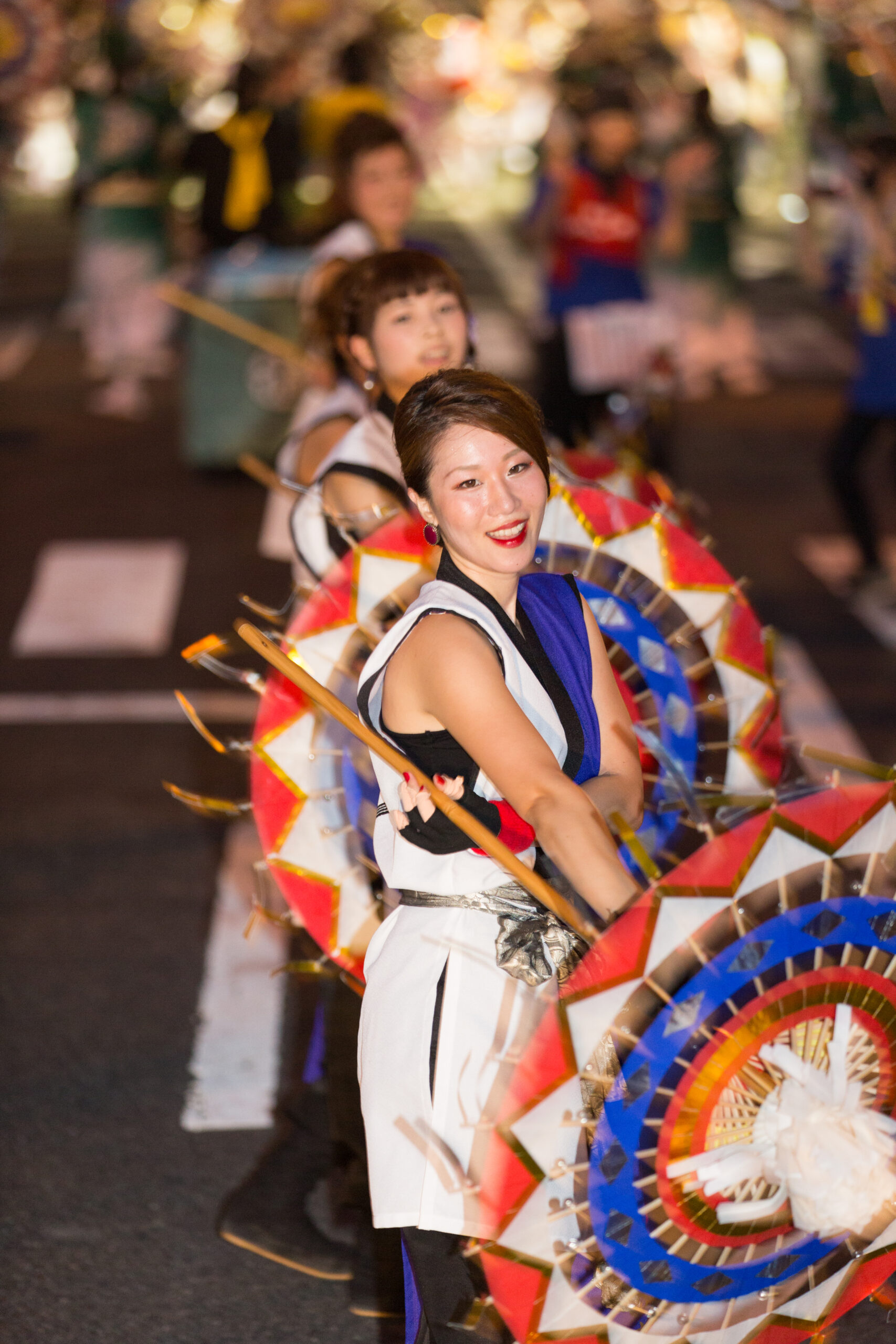 鳥取の「世界最大級」まつり！ド派手な傘で踊る「鳥取しゃんしゃん祭