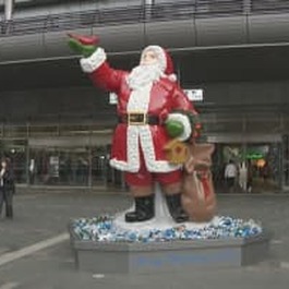 駅も冬の彩り　高さ３メートルの巨大なサンタクロースが博多駅前に登場
