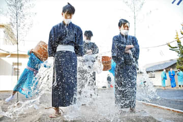 花婿に冷水 奇祭 水祝儀 福島県いわき市で2年ぶり オマツリジャパン あなたと祭りをつなげるメディア