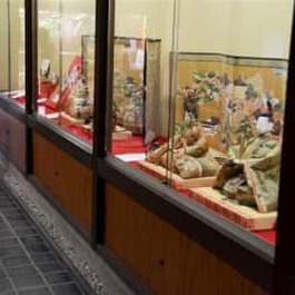 江戸時代のひな祭り、きらびやかに　松井家に伝わる人形や飾り道具紹介　八代市の松浜軒